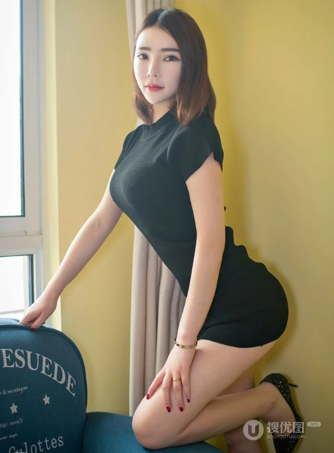 气质女生安宝贝紧身连衣裙、家居服室内写真图片