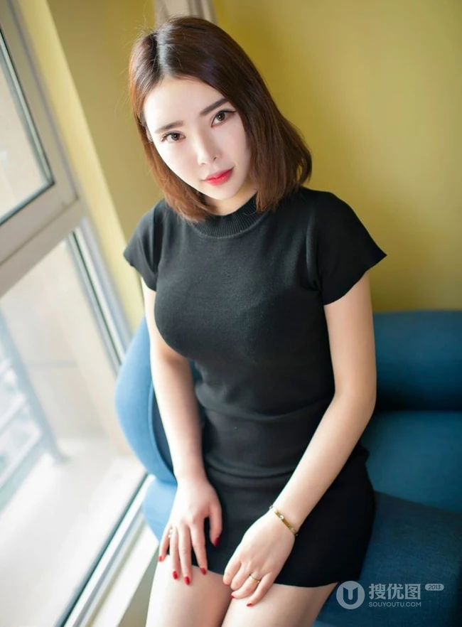 气质女生安宝贝紧身连衣裙、家居服室内写真图片