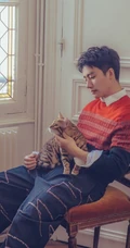 气质暖男黄轩写真大片，怀抱猫咪暖意十足