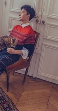 气质暖男黄轩写真大片，怀抱猫咪暖意十足