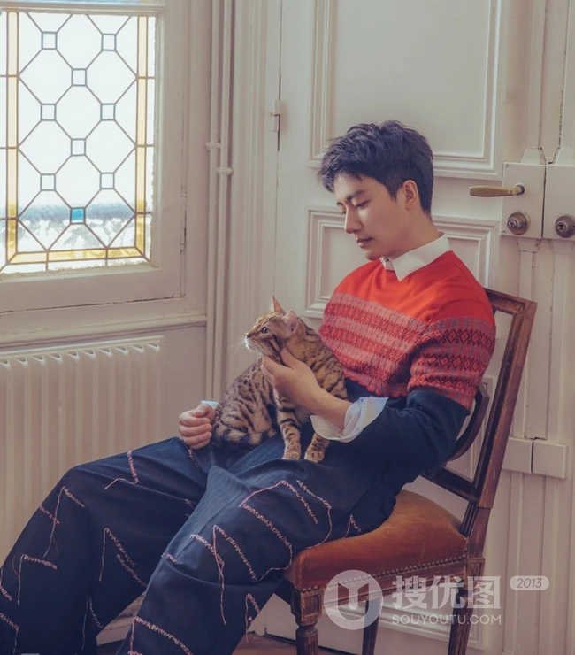 气质暖男黄轩写真大片，怀抱猫咪暖意十足