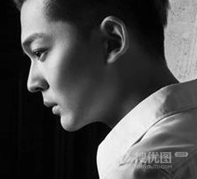 帅气演员闫肃气质黑白写真大片