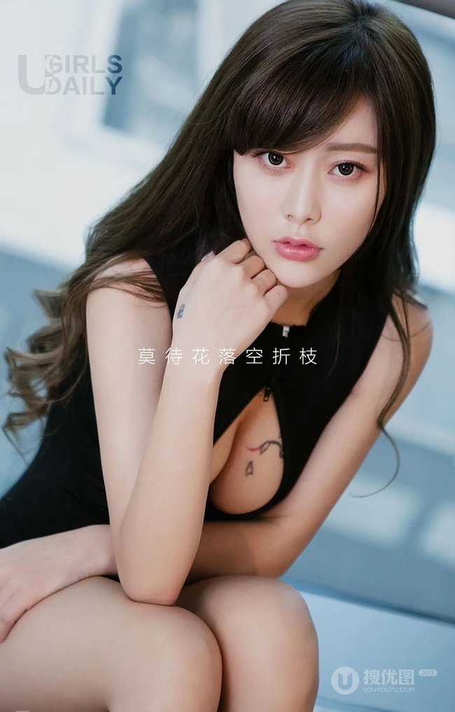 胸部纹身女生艺宁气质写真，彩色的纹身图案，犹如那心上花 第4张
