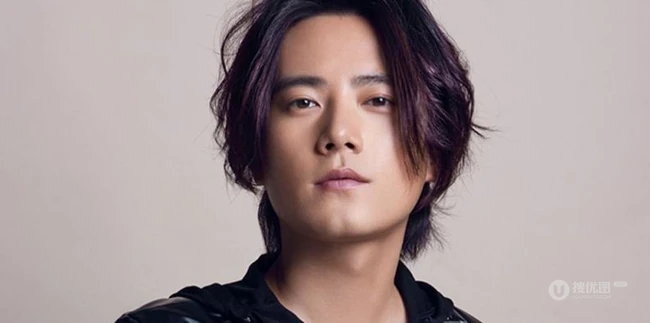 帅气男歌手黄阅马甲牛仔写真大片，眼神冷峻笑容温暖