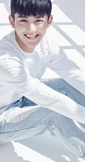 清新阳光小帅哥蓝博户外写真图片，白衣牛仔可爱帅气