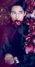 杨洋时尚杂志写真大片，置身花海展魅力型男动人气质