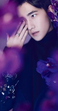 杨洋时尚杂志写真大片，置身花海展魅力型男动人气质
