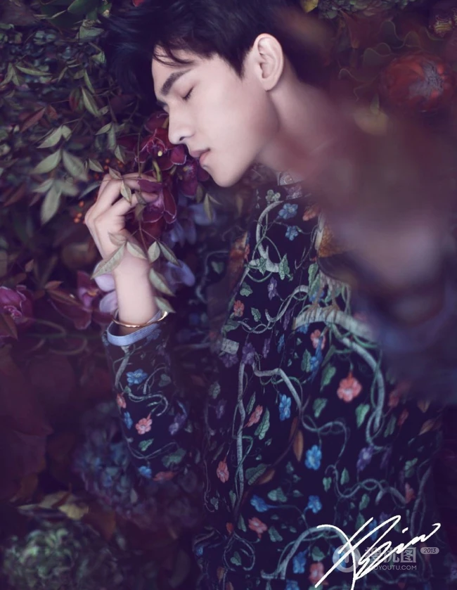 杨洋时尚杂志写真大片，置身花海展魅力型男动人气质