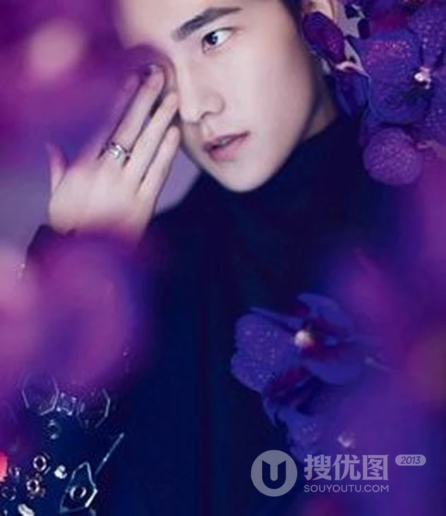 杨洋时尚杂志写真大片，置身花海展魅力型男动人气质