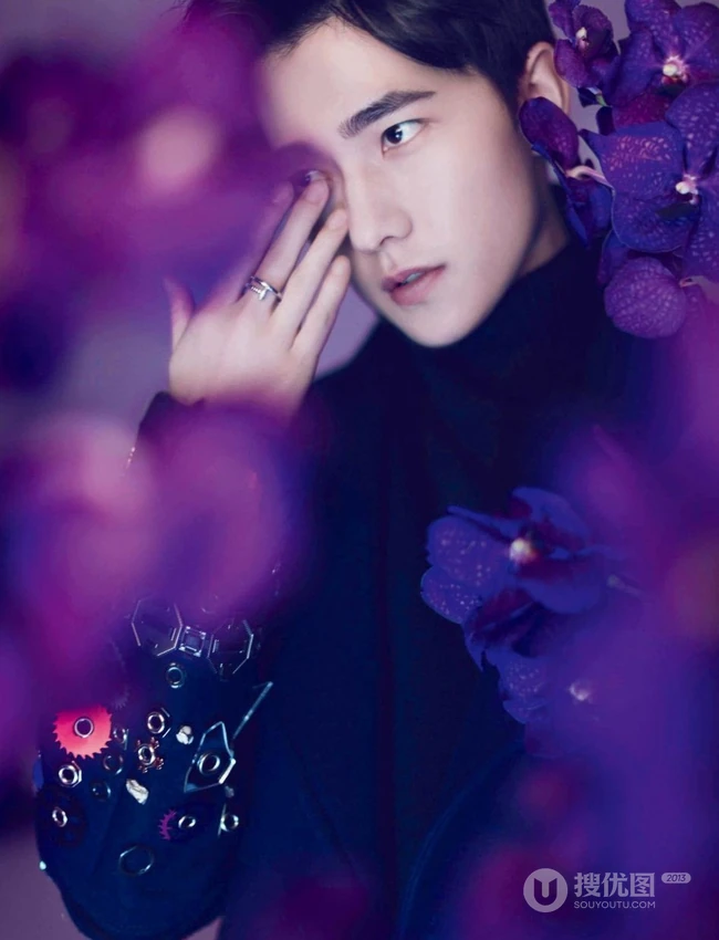 杨洋时尚杂志写真大片，置身花海展魅力型男动人气质