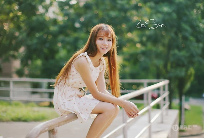 清纯连衣裙可爱森系可爱女生户外街拍写真美图