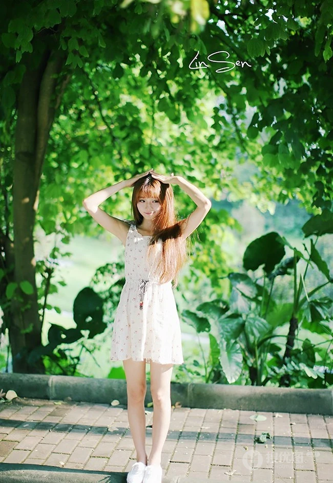 清纯连衣裙可爱森系可爱女生户外街拍写真美图