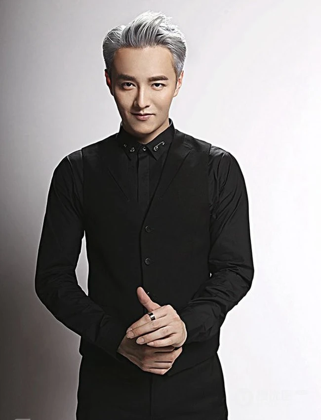 帅气男星初俊辰时尚气质西装写真图片