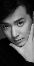 型男演员刘智扬黑白图片