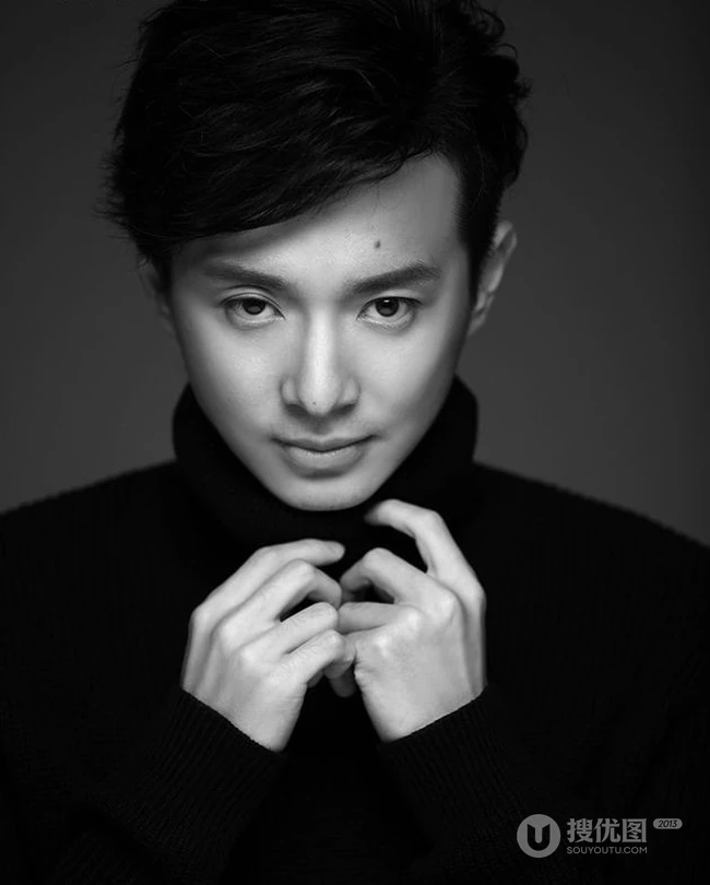 型男演员刘智扬黑白图片
