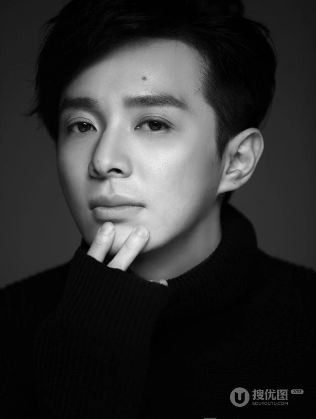 型男演员刘智扬黑白图片
