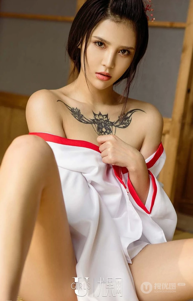 女生尤娜娜气质锁骨纹身室内写真，个性图案吸人眼球 第3张