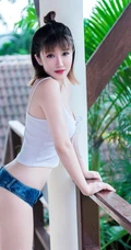 紧身牛仔短裤的魅力，气质女生傲娇萌萌高清户外写真