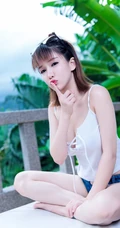紧身牛仔短裤的魅力，气质女生傲娇萌萌高清户外写真