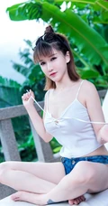 紧身牛仔短裤的魅力，气质女生傲娇萌萌高清户外写真