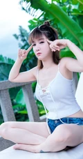紧身牛仔短裤的魅力，气质女生傲娇萌萌高清户外写真