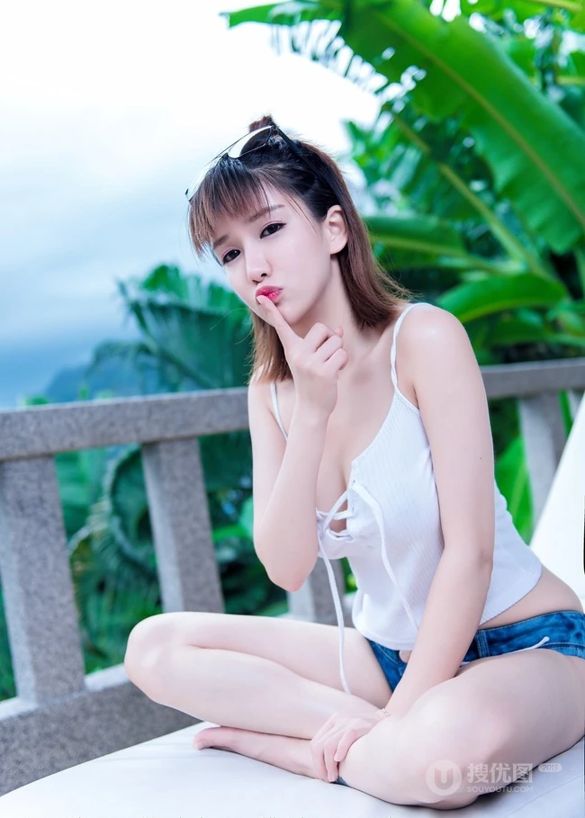 紧身牛仔短裤的魅力，气质女生傲娇萌萌高清户外写真