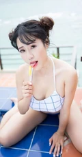 女生兜豆靓Youlina气质家居服、泳装户外泳池写真