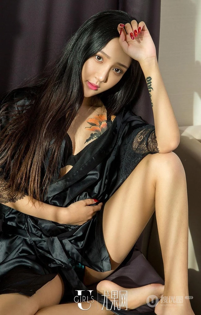 手臂纹身女生唐璐居家写真，黑桃A纹身图案尽显小气质 第8张