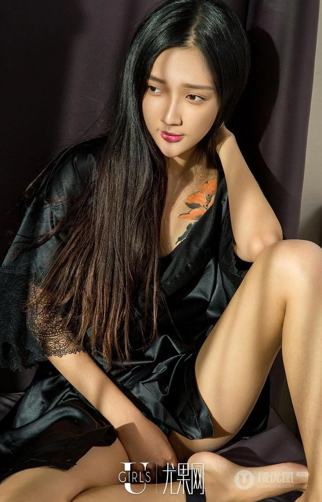 手臂纹身女生唐璐居家写真，黑桃A纹身图案尽显小气质 第9张