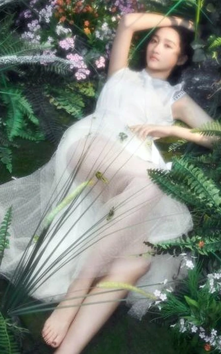女星关晓彤蕾丝长裙登《瑞丽》封面，宛如精灵少女般动人