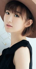 毛晓彤可爱甜美优雅写真，线条感修长，笑容动人