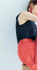 毛晓彤可爱甜美优雅写真，线条感修长，笑容动人