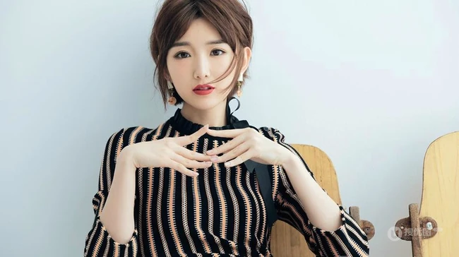 毛晓彤可爱甜美优雅写真，线条感修长，笑容动人