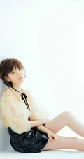 毛晓彤可爱甜美优雅写真，线条感修长，笑容动人