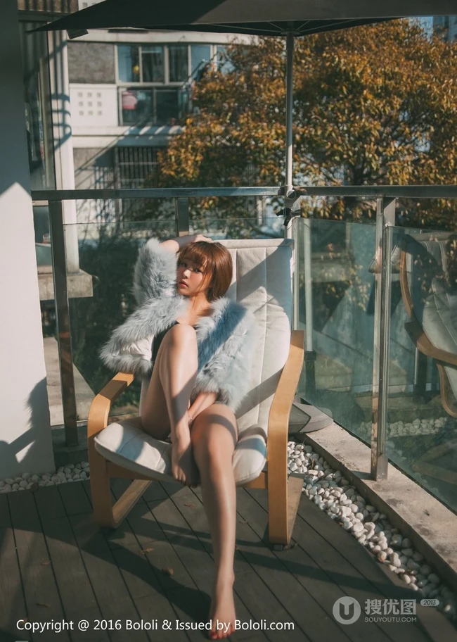 可爱少女七宝唯美室外写真，恬静怡然享受生活