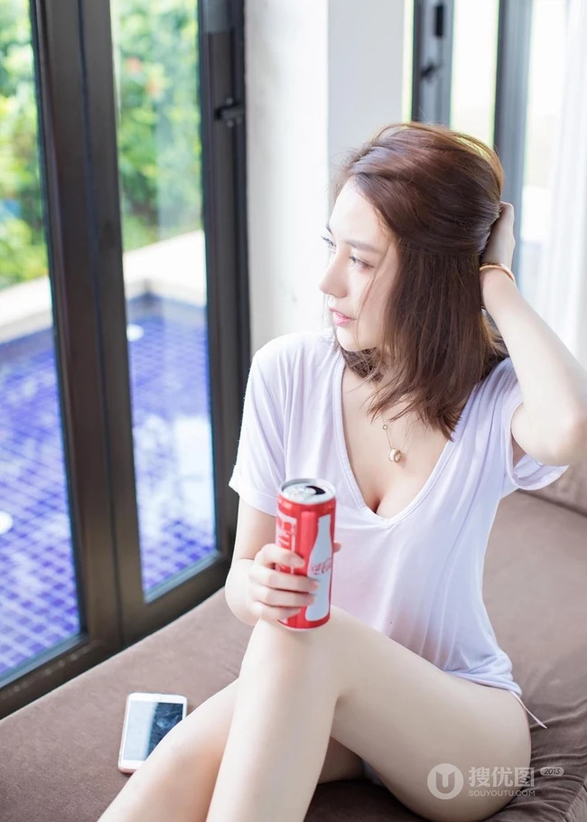 气质时尚气质女生刘奕宁Lynn高清纯白家居服室内写真集