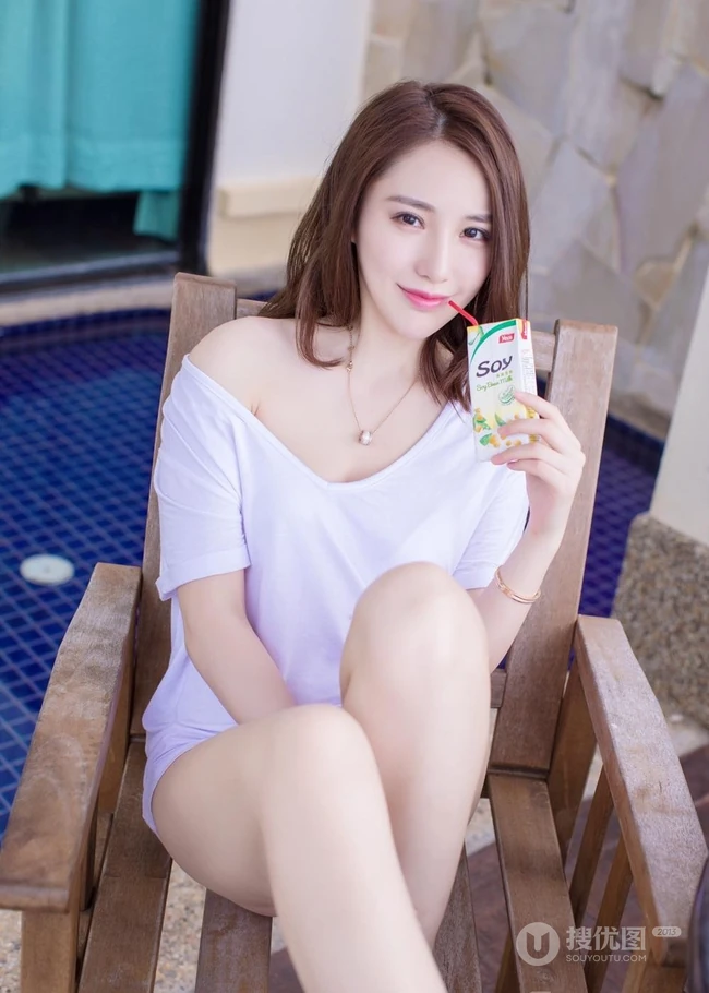 气质时尚气质女生刘奕宁Lynn高清纯白家居服室内写真集