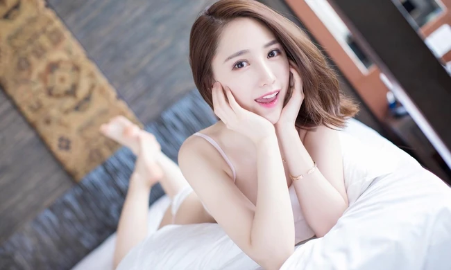 气质时尚气质女生刘奕宁Lynn高清纯白家居服室内写真集
