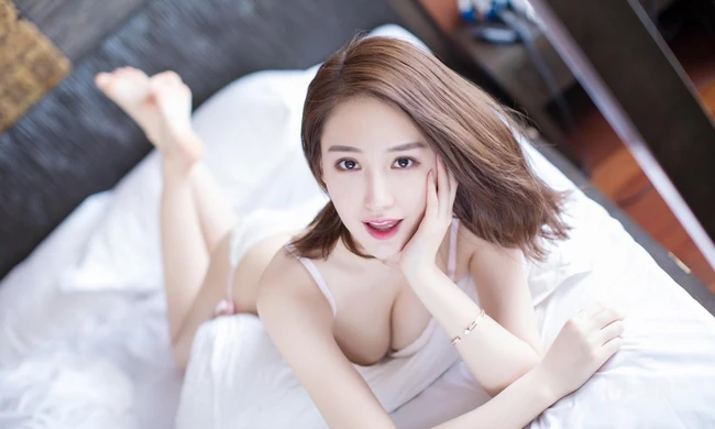 气质时尚气质女生刘奕宁Lynn高清纯白家居服室内写真集