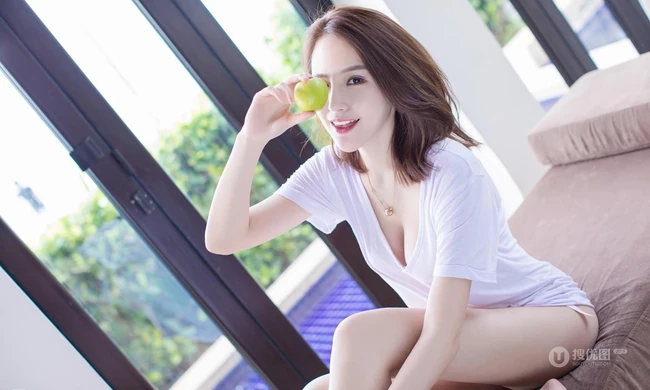 气质时尚气质女生刘奕宁Lynn高清纯白家居服室内写真集