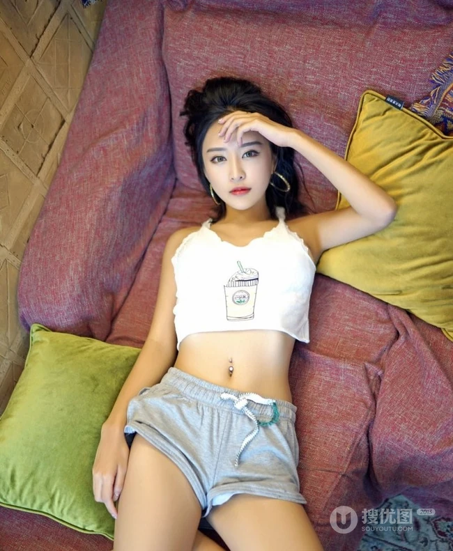 气质时尚嫩模赵艺璇紧身休闲短裤系列写真美图