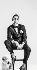 帅气明星唐晓天黑白写真，笔挺西装演绎摩登绅士