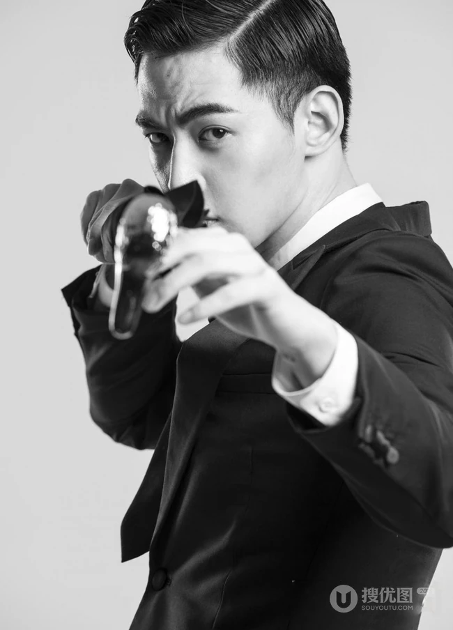 帅气明星唐晓天黑白写真，笔挺西装演绎摩登绅士