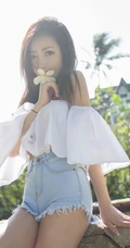 气质女模Yumi尤美清新气质短裤类写真，户外户内皆动人
