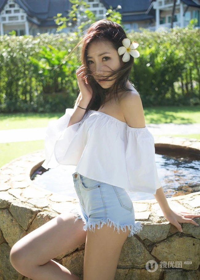 气质女模Yumi尤美清新气质短裤类写真，户外户内皆动人