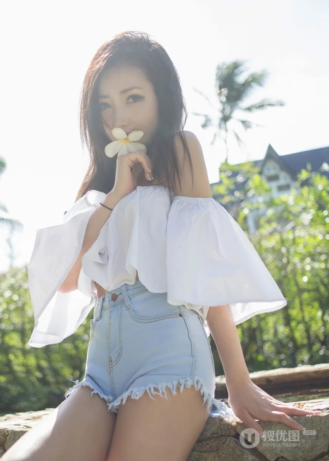 气质女模Yumi尤美清新气质短裤类写真，户外户内皆动人