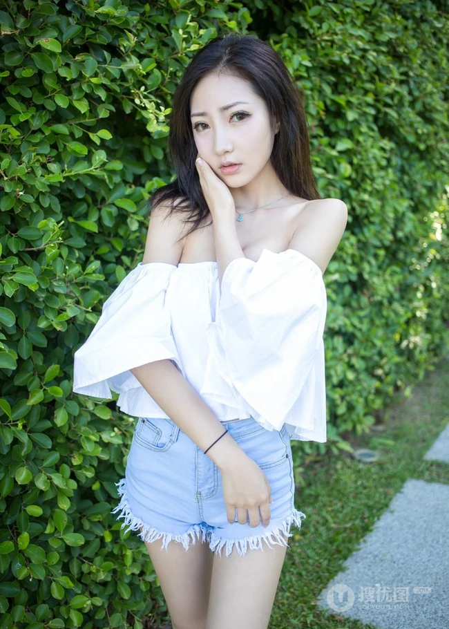 气质女模Yumi尤美清新气质短裤类写真，户外户内皆动人