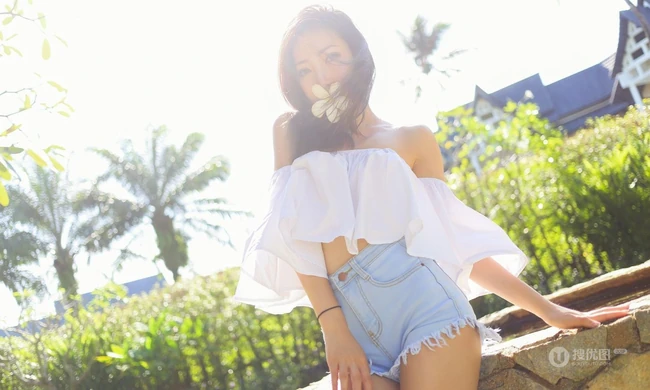 气质女模Yumi尤美清新气质短裤类写真，户外户内皆动人