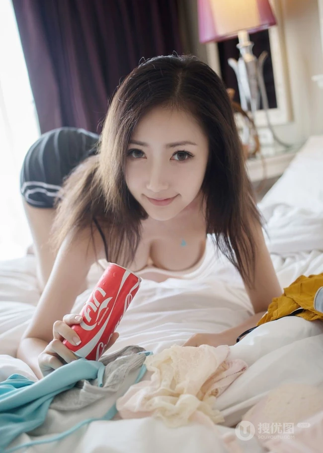 气质女模Yumi尤美清新气质短裤类写真，户外户内皆动人