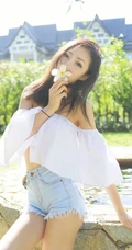 气质女模Yumi尤美清新气质短裤类写真，户外户内皆动人